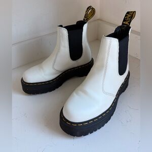 Doc Martins sz 8 2976 Chelsea boot white